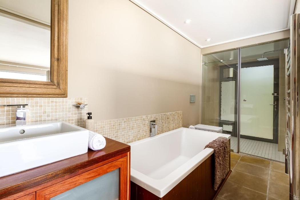 Villa Misty Cliffs Scarborough Bagian luar foto